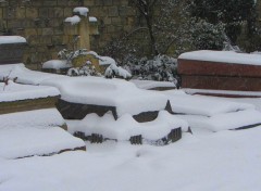  Constructions et architecture le cimetière du Père Lachaise sous la neige