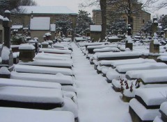  Constructions et architecture le cimetière du Père Lachaise sous la neige