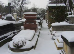  Constructions et architecture le cimetière du Père Lachaise sous la neige