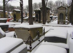  Constructions et architecture le cimetière du Père Lachaise sous la neige