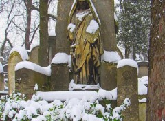  Constructions et architecture le cimetière du Père Lachaise sous la neige