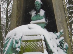  Constructions et architecture le cimetière du Père Lachaise sous la neige