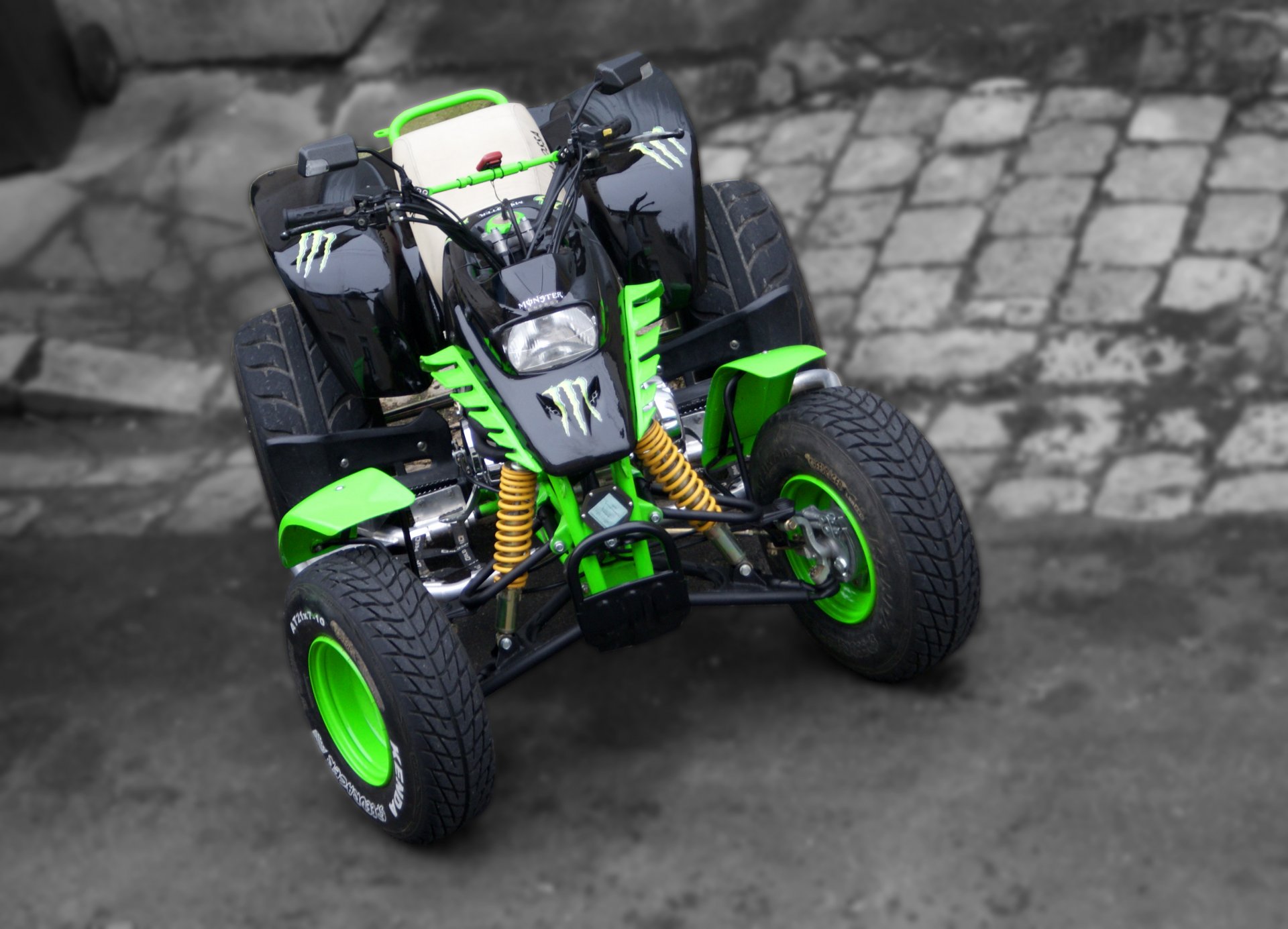 Fonds d'cran Motos Quads Quad refait a neuf monster