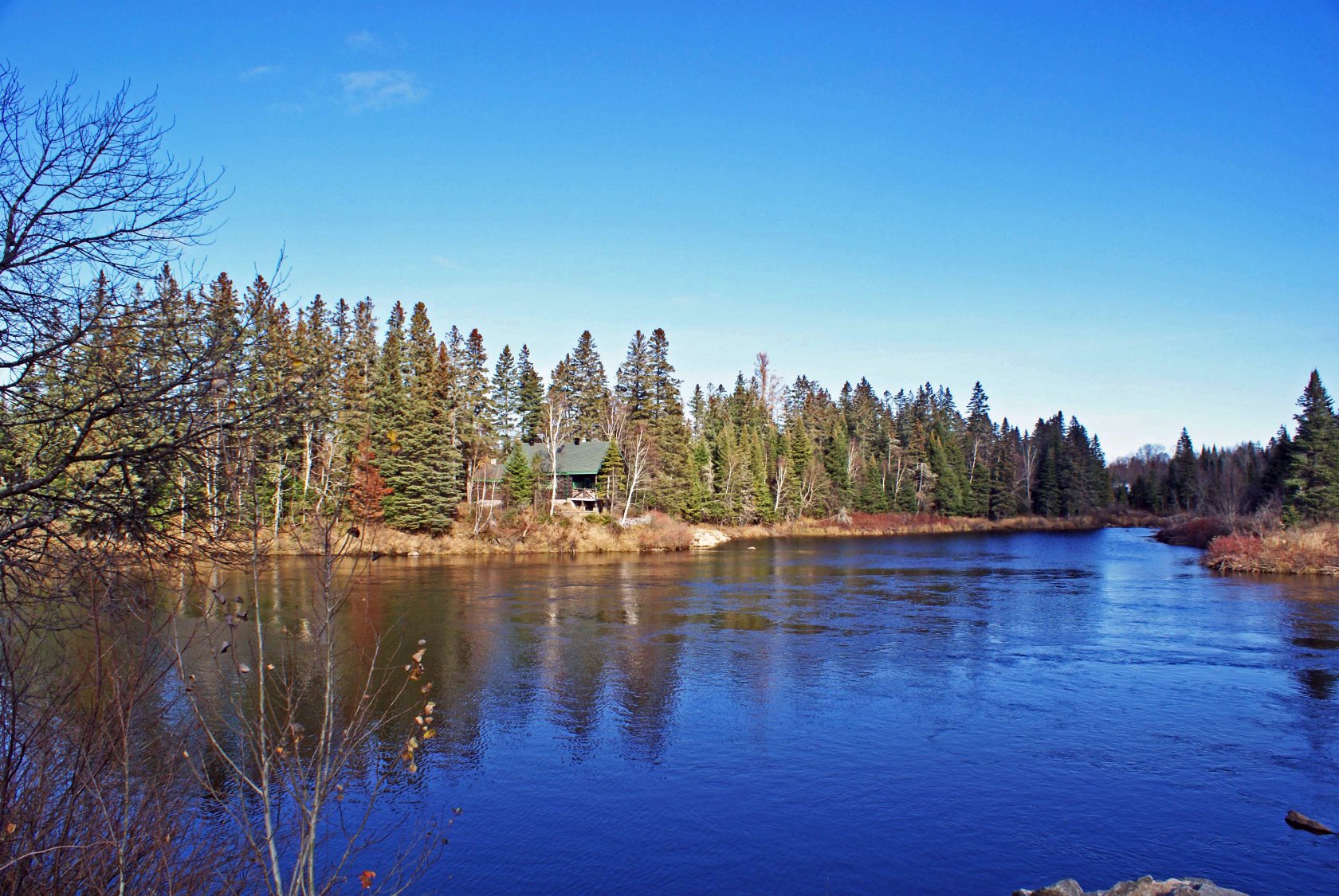 Fonds d'cran Nature Fleuves - Rivires - Torrents CHALET SUR LA RIVIERE