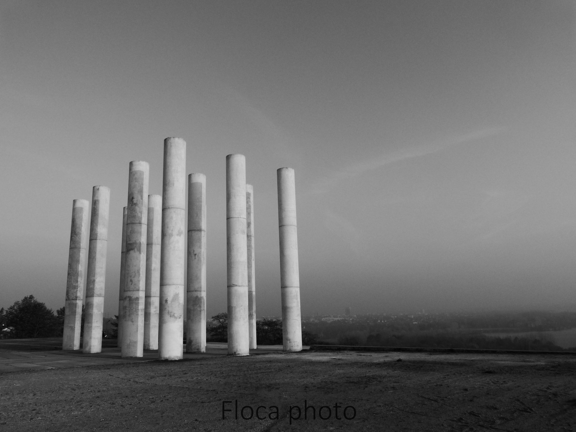 Fonds d'cran Voyages : Europe France > Ile-de-France Les 12 colonnes  Cergy Saint Christophe.