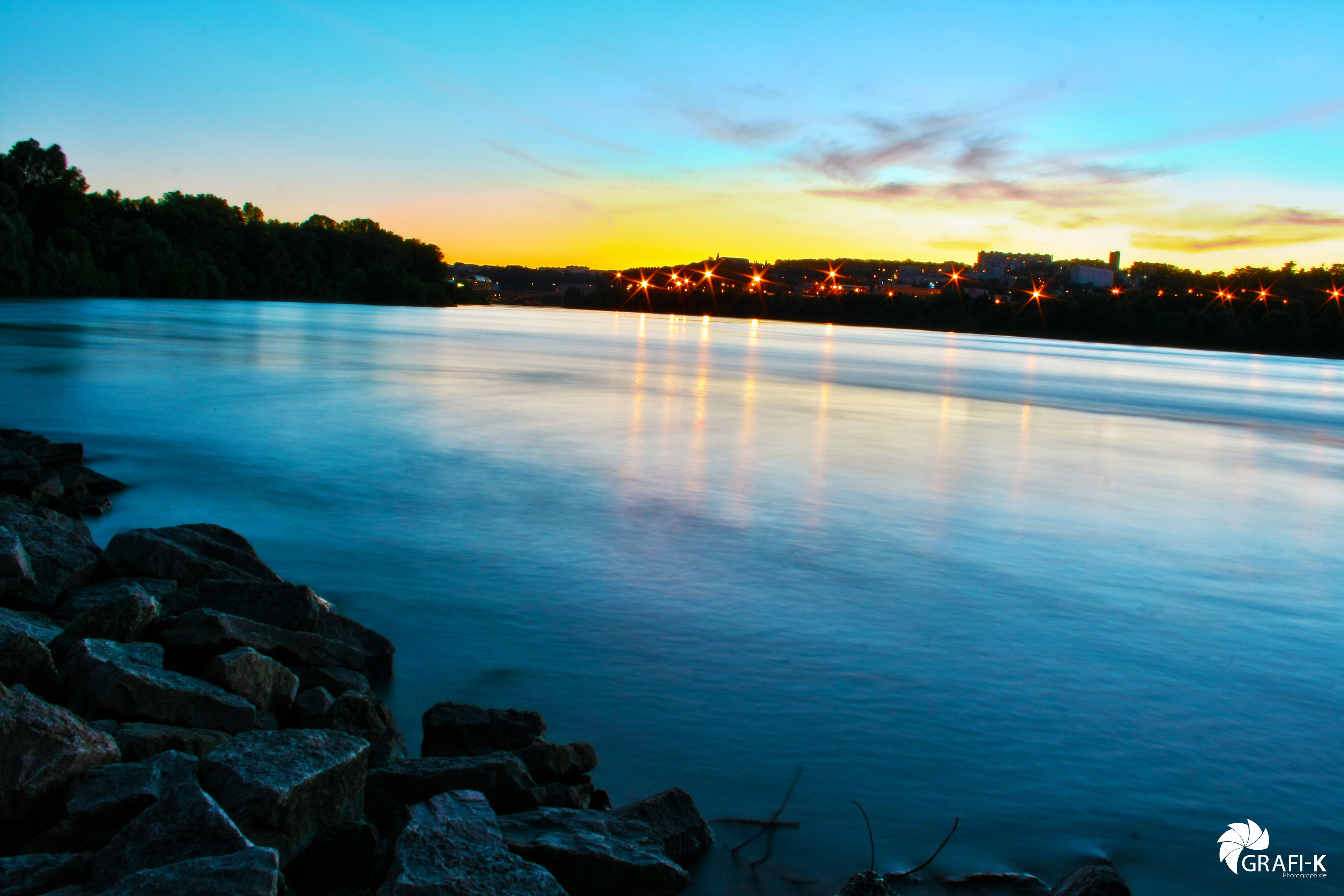 Fonds d'cran Nature Fleuves - Rivires - Torrents crpuscule fleuve