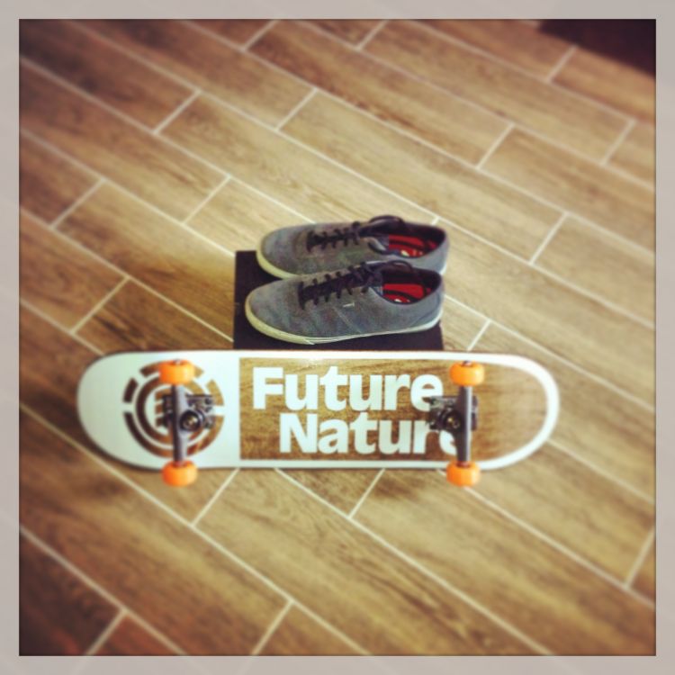 Fonds d'cran Grandes marques et publicit Affiches de publicit Nouveau skate et nouvelle paire de chaussures ! 