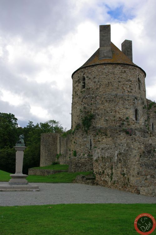 Fonds d'cran Constructions et architecture Chteaux - Palais Châteaau du XIème siècle - Saint Sauveur le Vicomte (50)