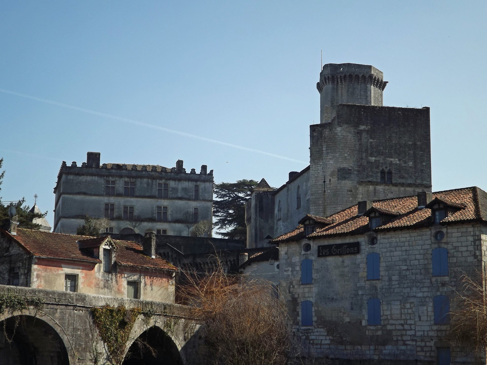 Fonds d'cran Constructions et architecture Chteaux - Palais Bourdeilles et son château