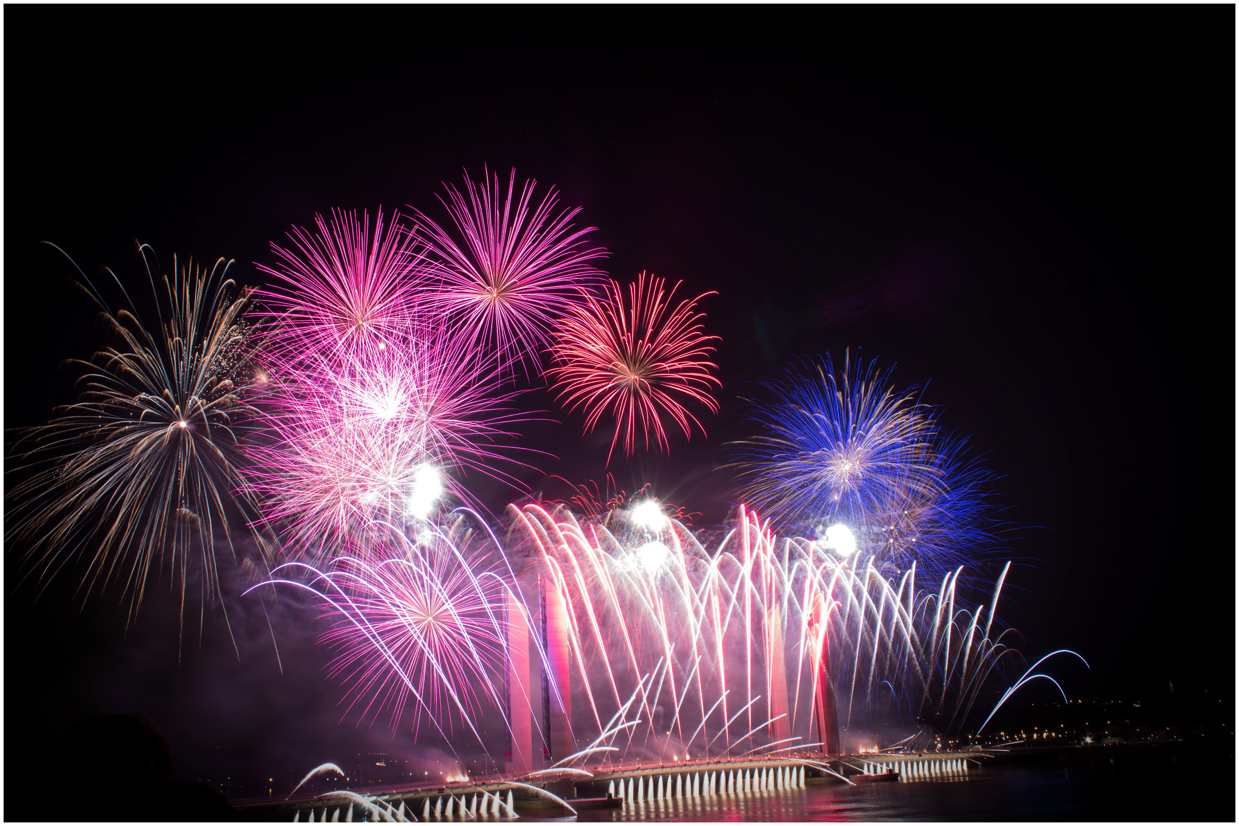 Fonds d'cran Hommes - Evnements Feux d'Artifice pont jacques chaban delmas