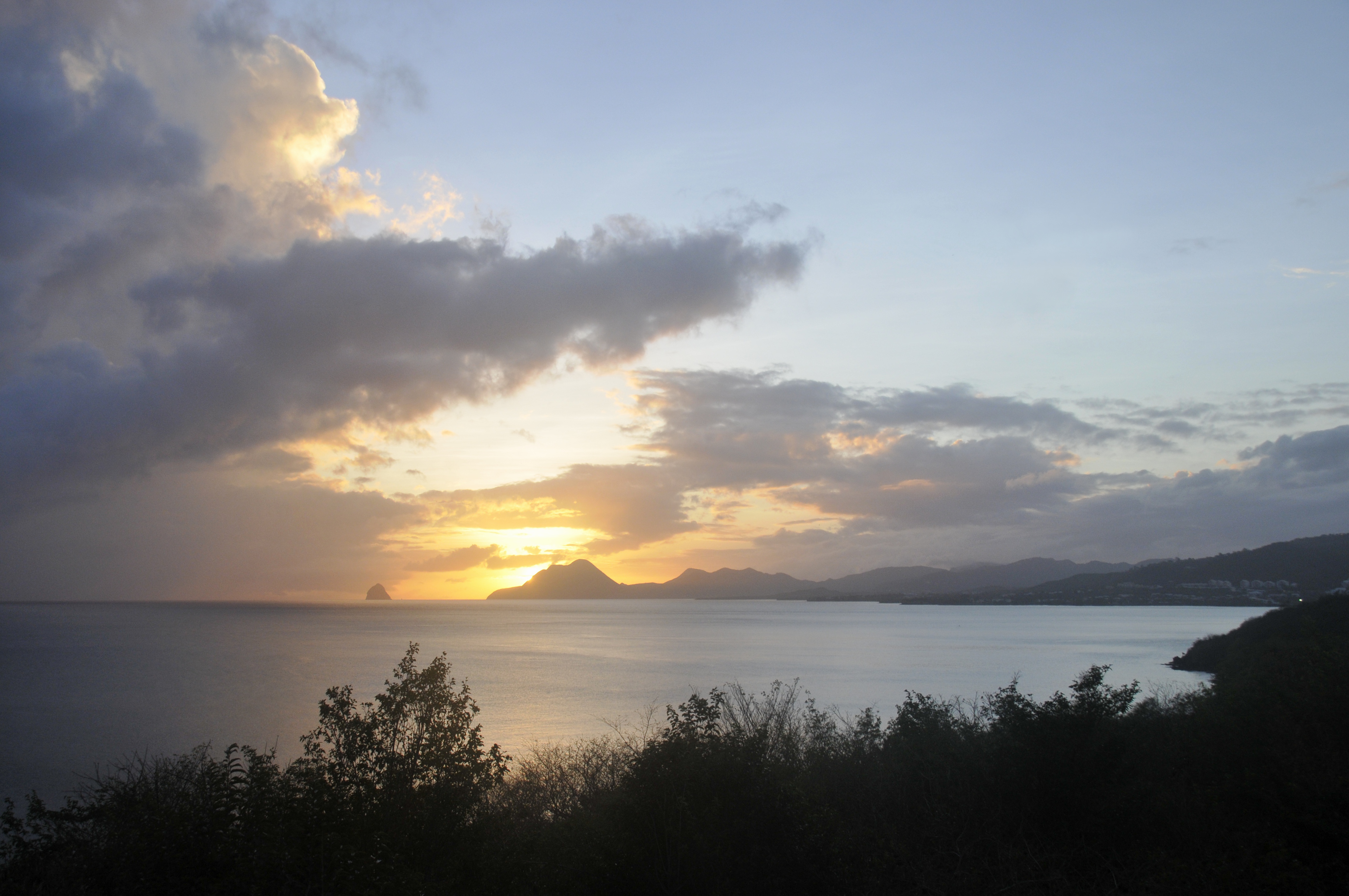 Fonds d'cran Nature Couchers et levers de Soleil Martinique rocher du Diamant et morne Larcher coucher de soleil