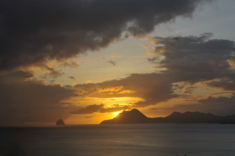 Fonds d'cran Nature Couchers et levers de Soleil Martinique coucher de soleil sur le rocher du Diamant et le Morne Larcher