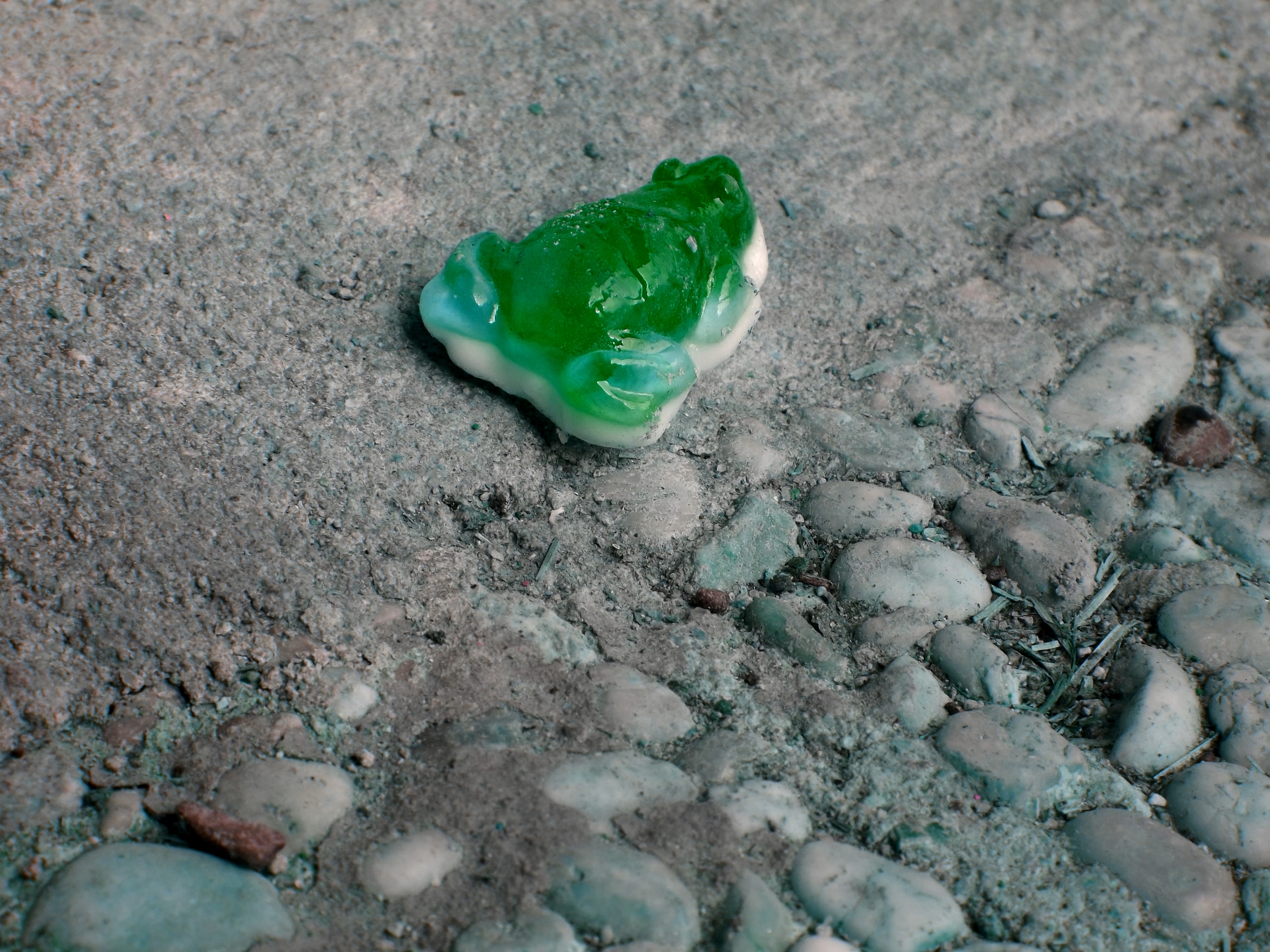 Fonds d'cran Objets Bonbons - Confiseries Un Bonbon ? Une Grenouille ? Un Bonbon Grenouille !