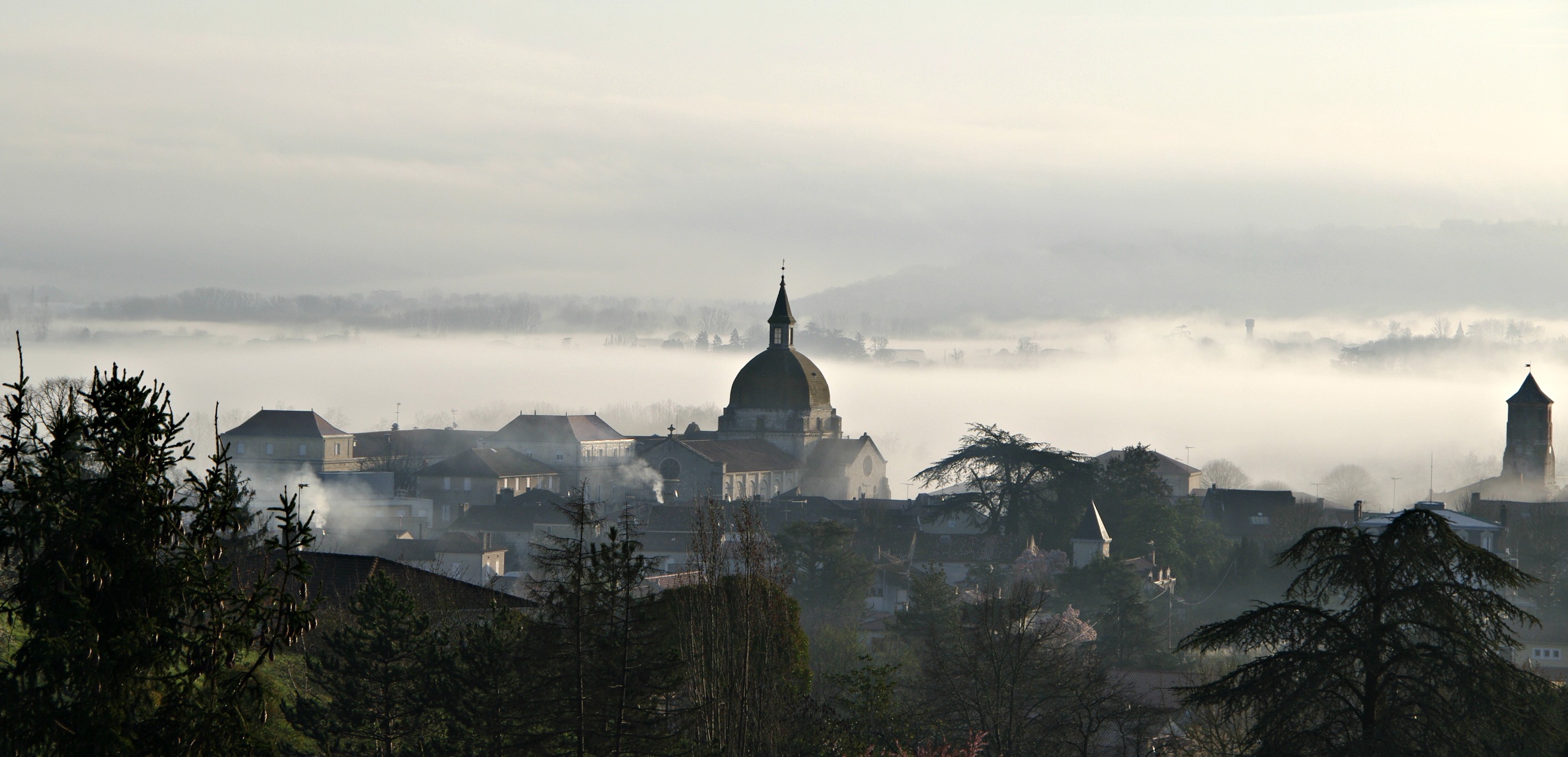 Fonds d'cran Constructions et architecture Villes - Villages Layrac dans la brume matinale