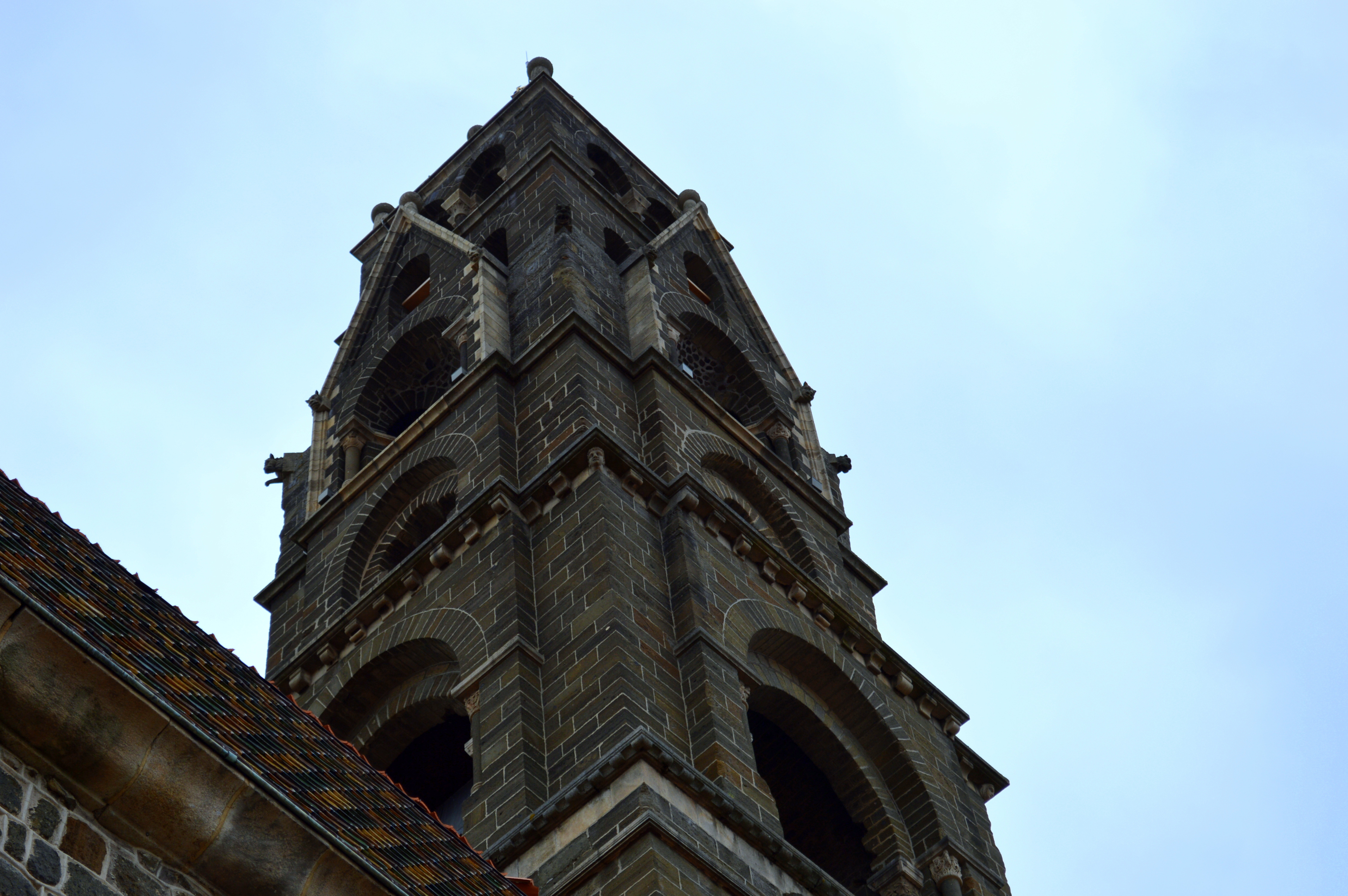 Wallpapers Constructions and architecture Religious Buildings UN TOUR AU PUY EN VELAY, AUVERGNE