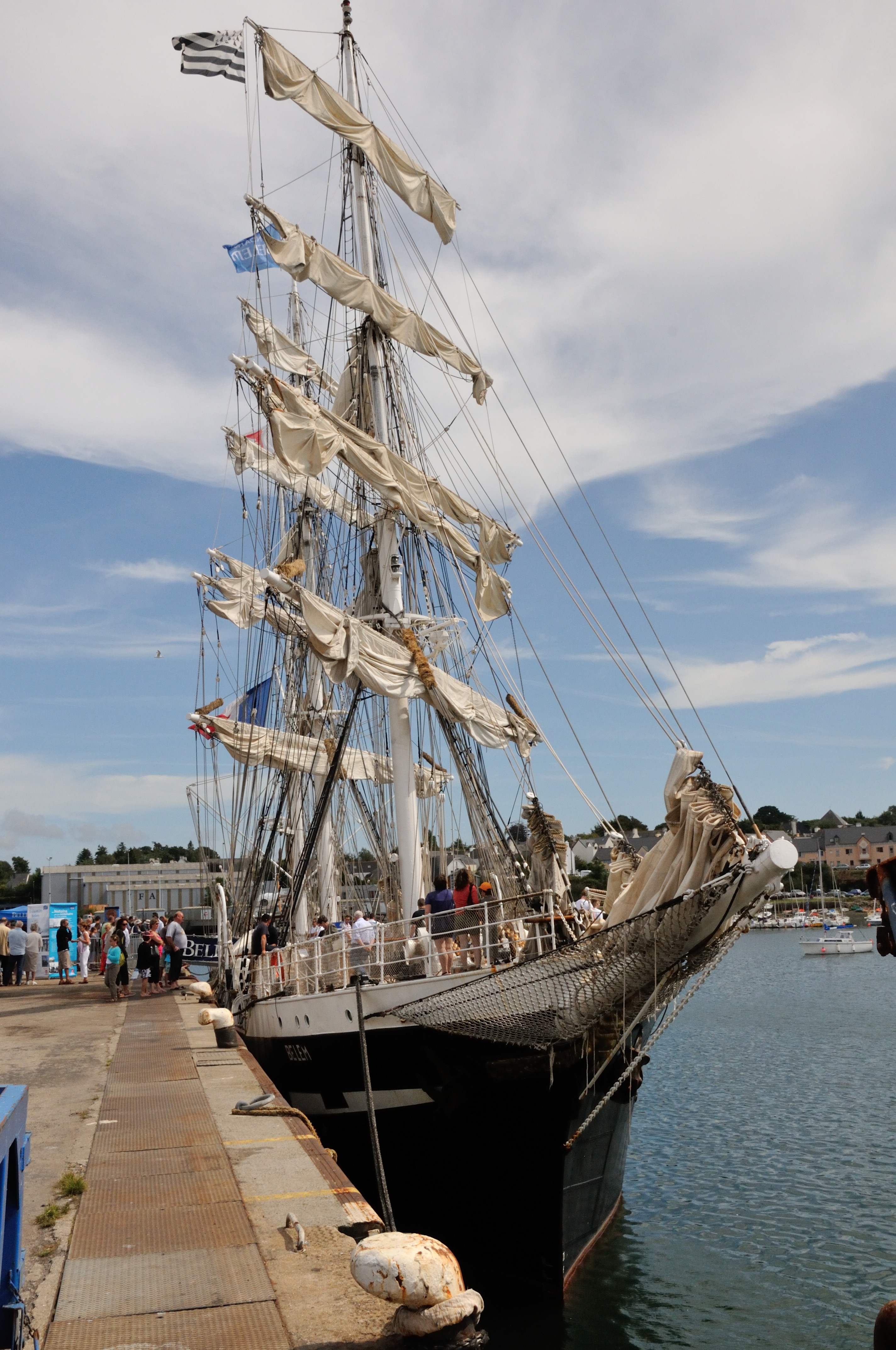 Fonds d'cran Bateaux Voiliers Belem sur le port de Concarneau