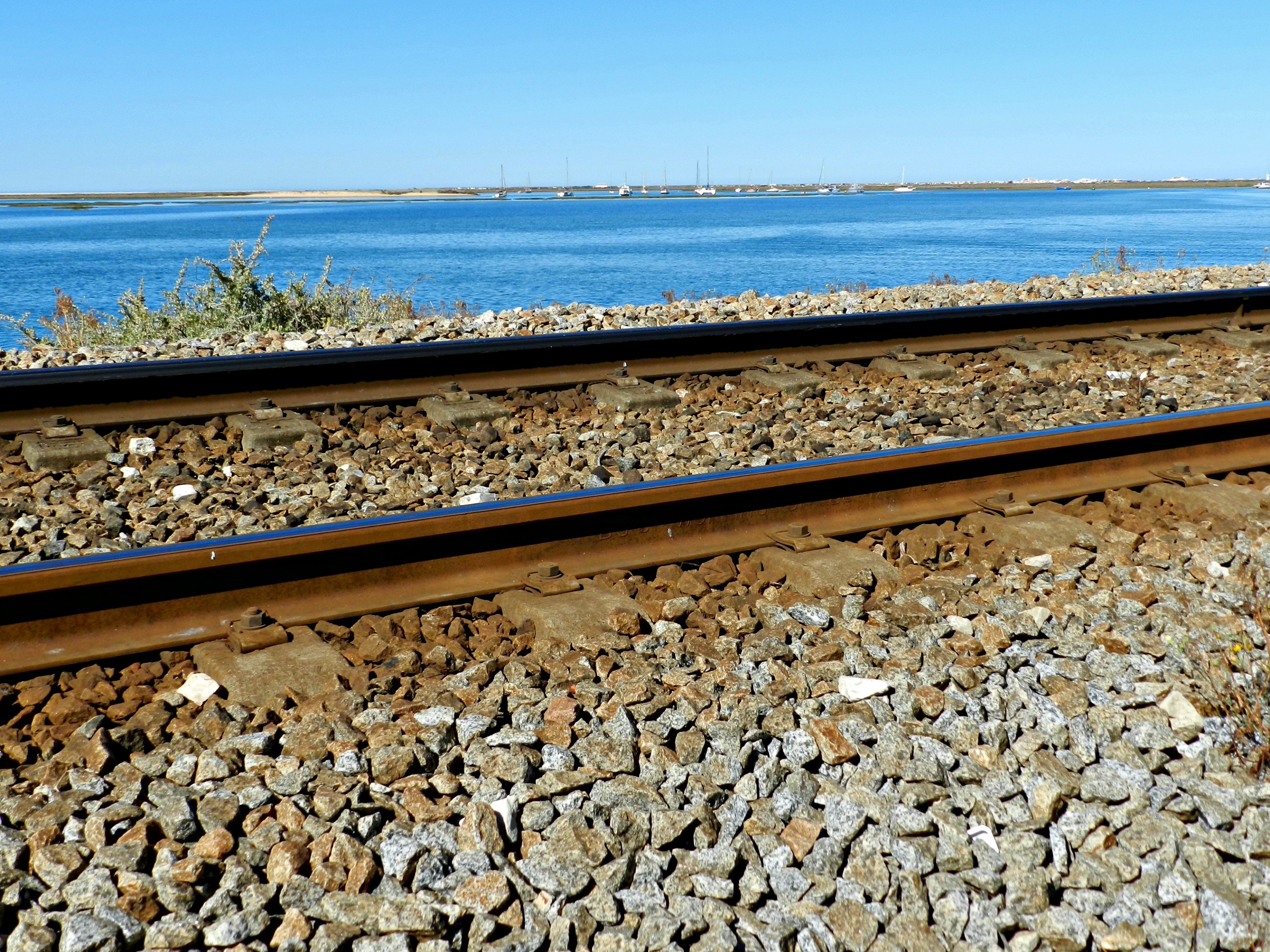 Fonds d'cran Constructions et architecture Gares - Rails Rails au bord de mer.