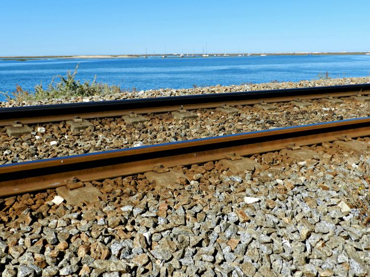 Fonds d'cran Constructions et architecture Gares - Rails Rails au bord de mer.