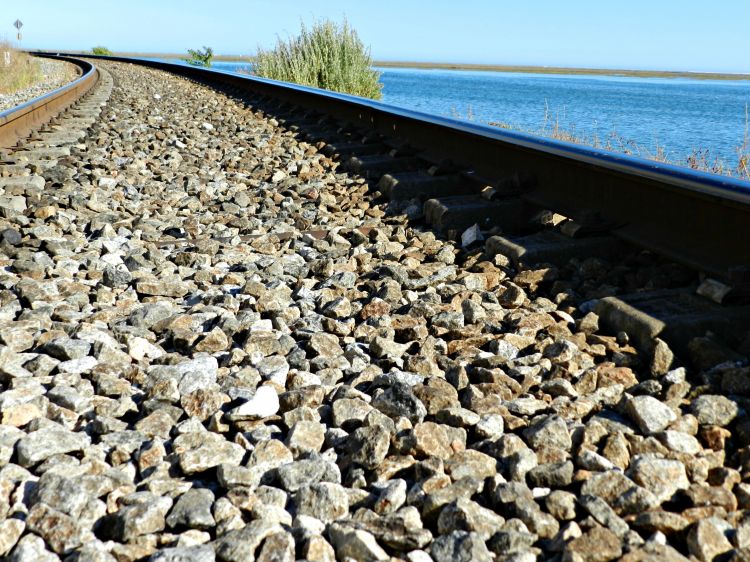 Fonds d'cran Constructions et architecture Gares - Rails Rails au bord de mer.