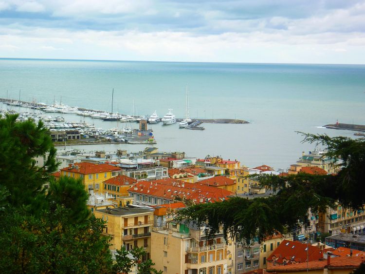 Fonds d'cran Voyages : Europe Italie la ville de San Remo sur la riviera Italienne