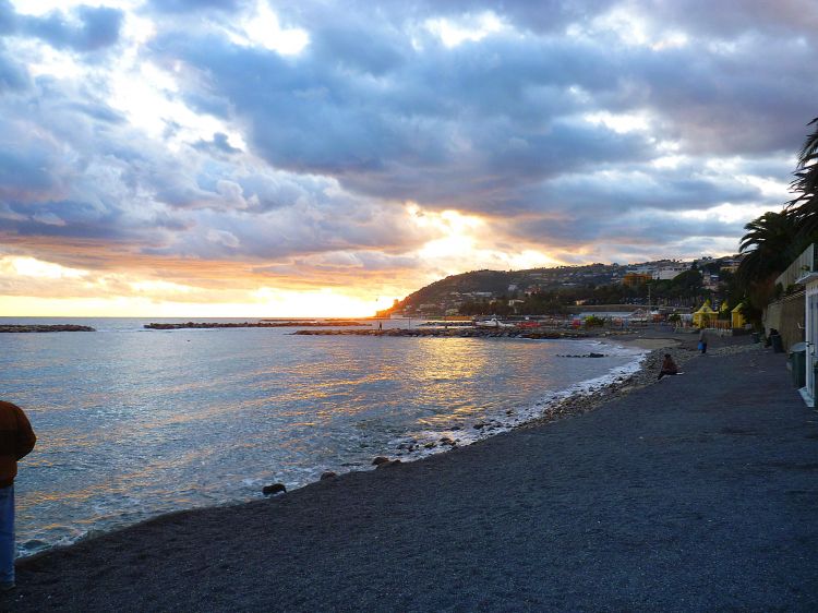 Fonds d'cran Voyages : Europe Italie la ville de San Remo sur la riviera Italienne