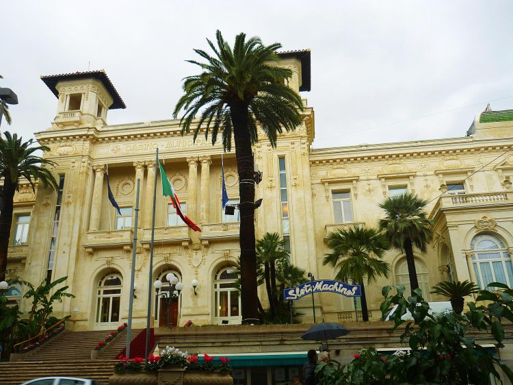 Fonds d'cran Voyages : Europe Italie la ville de San Remo sur la riviera Italienne