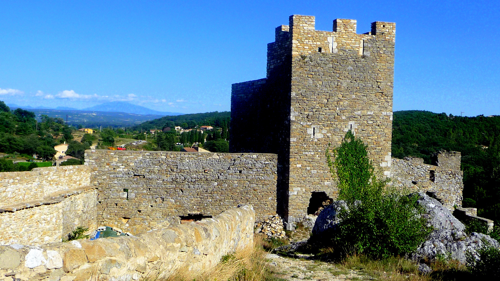 Fonds d'cran Constructions et architecture Chteaux - Palais MONT VENTOUX VU DU CHATEAU DE SAINT MONTAN