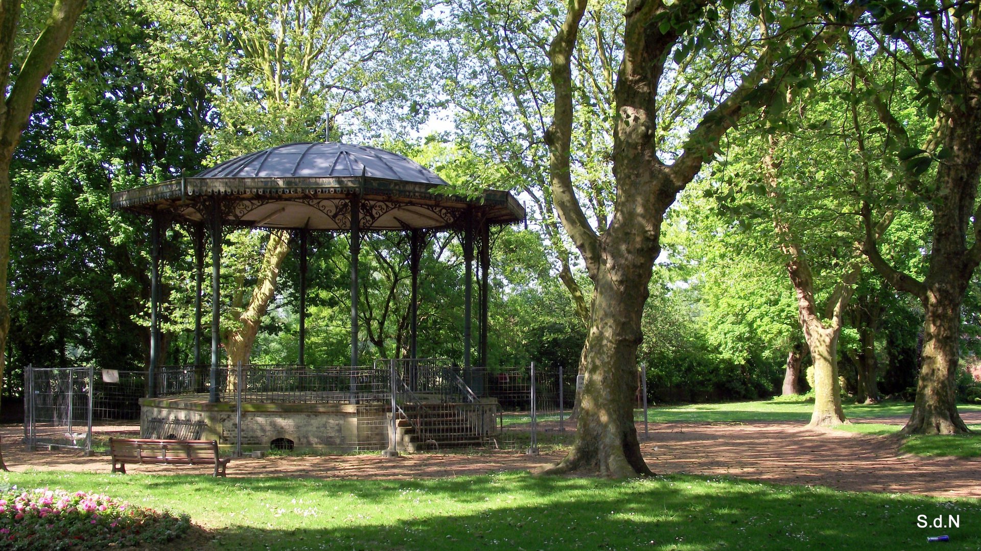 Fonds d'cran Nature Parcs - Jardins ANCIEN KIOSQUE AU PARC DE COMINES