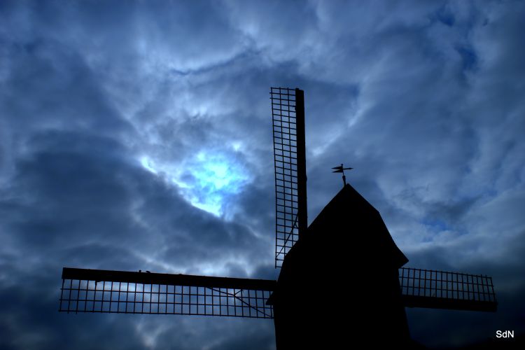 Fonds d'cran Constructions et architecture Moulins - Eoliennes MONT CASSEL ET SES MOULINS