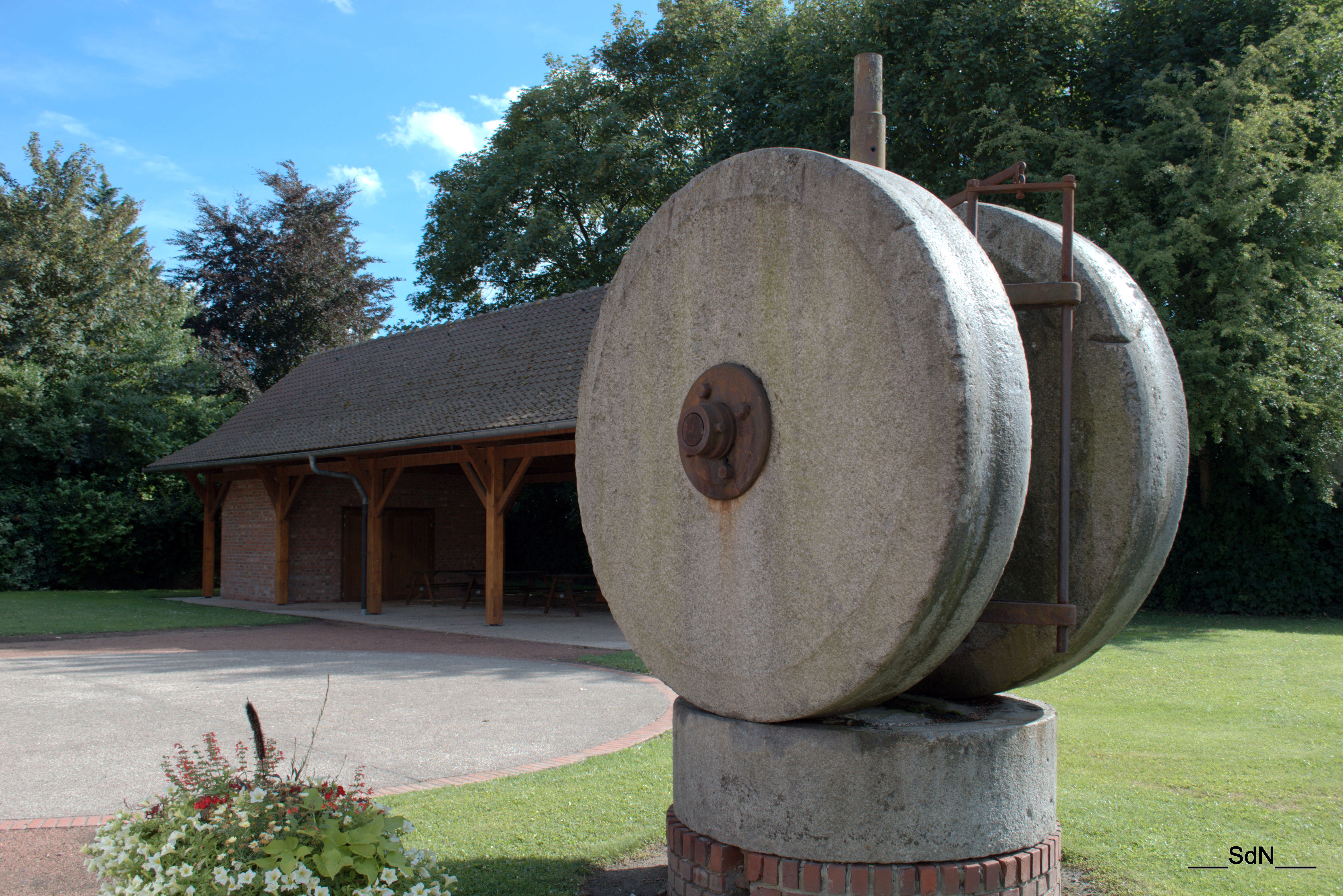 Fonds d'cran Constructions et architecture Moulins - Eoliennes MENIN (in Belgium) LES MOULINS