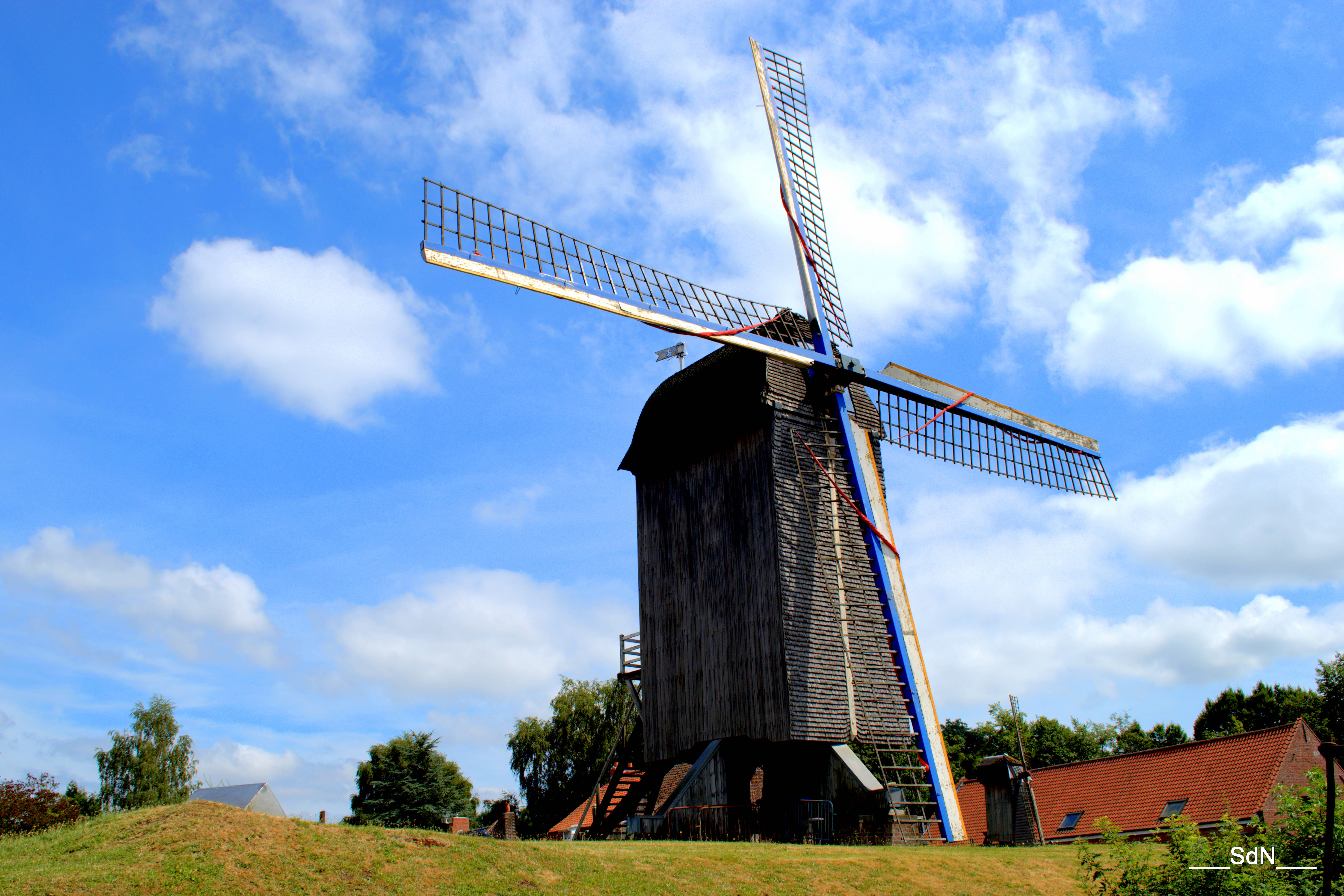 Fonds d'cran Constructions et architecture Moulins - Eoliennes "LES MOULINS" VILLENEUVE D ASCQ