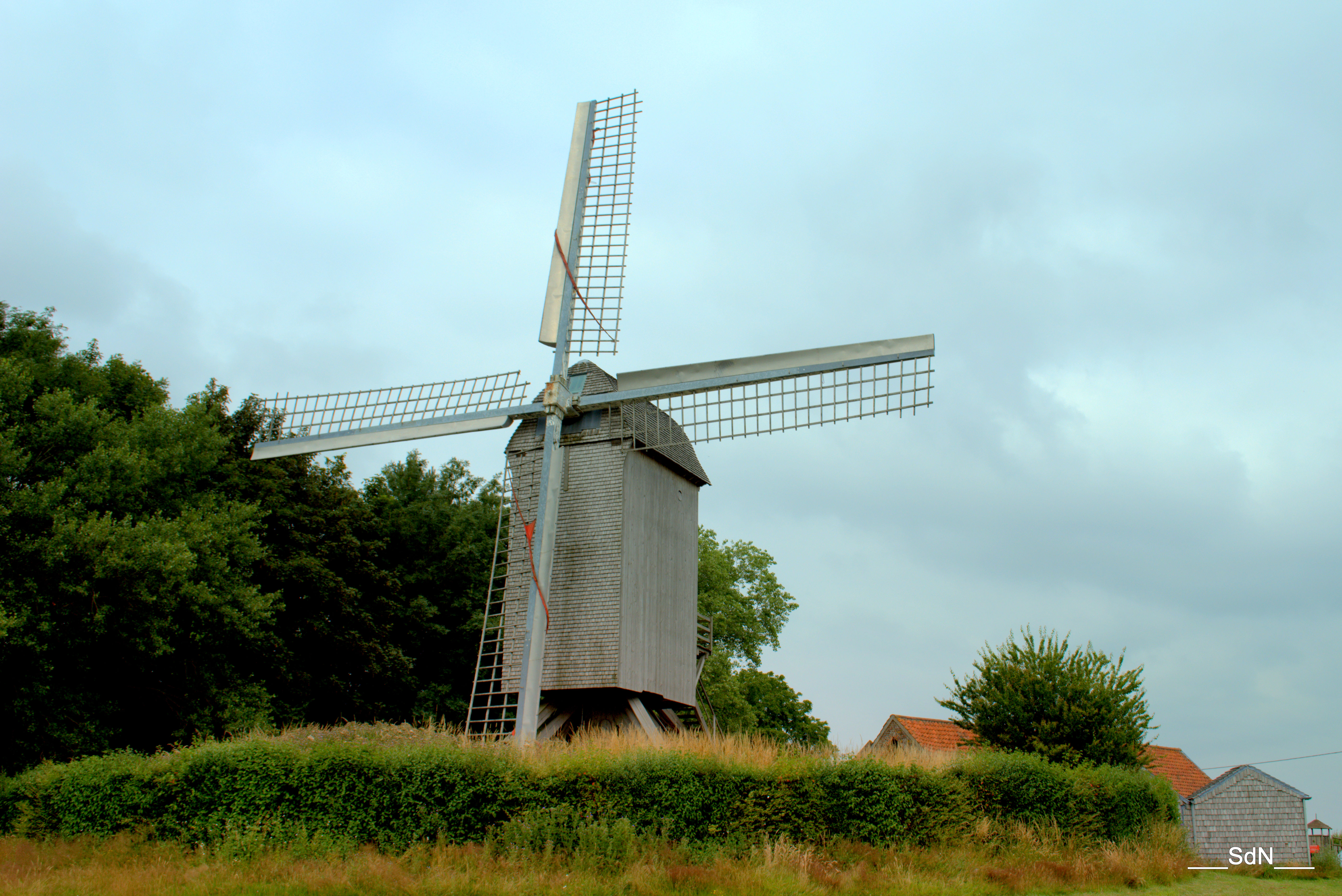 Fonds d'cran Constructions et architecture Moulins - Eoliennes "LES MOULINS" CASSEL