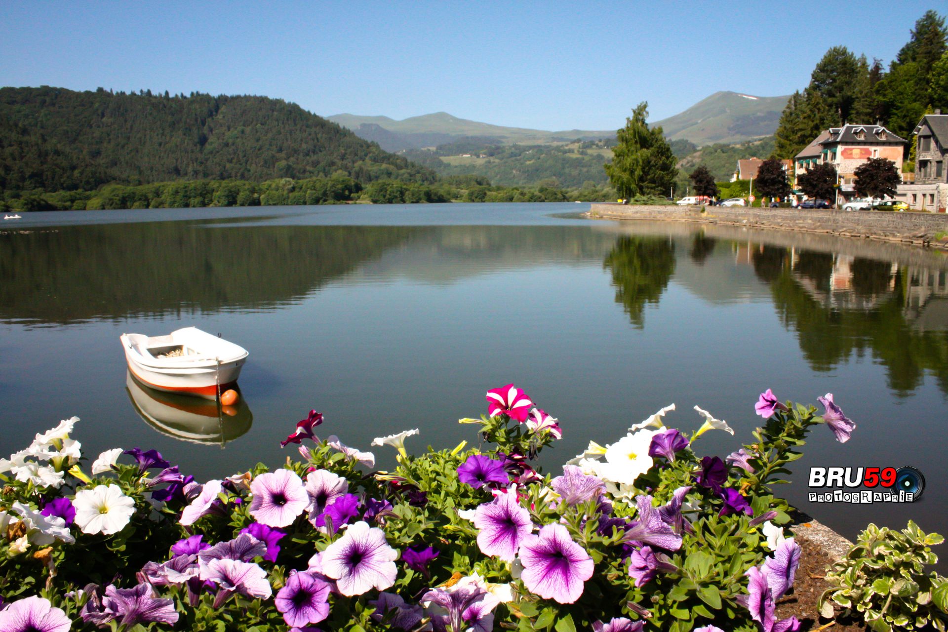 Fonds d'cran Voyages : Europe France > Auvergne Chambon sur Lac