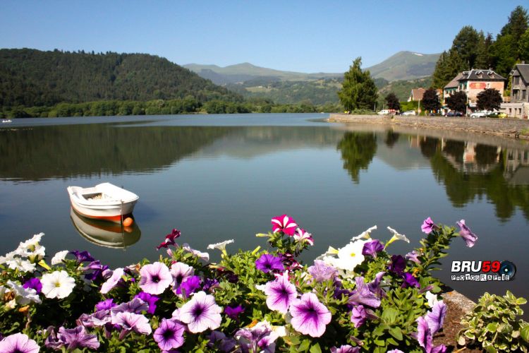 Wallpapers Trips : Europ France > Auvergne Chambon sur Lac