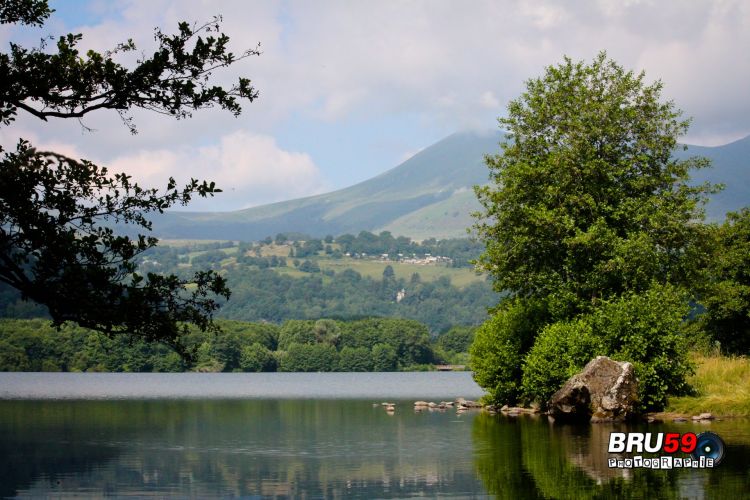 Fonds d'cran Voyages : Europe France > Auvergne Chambon sur Lac