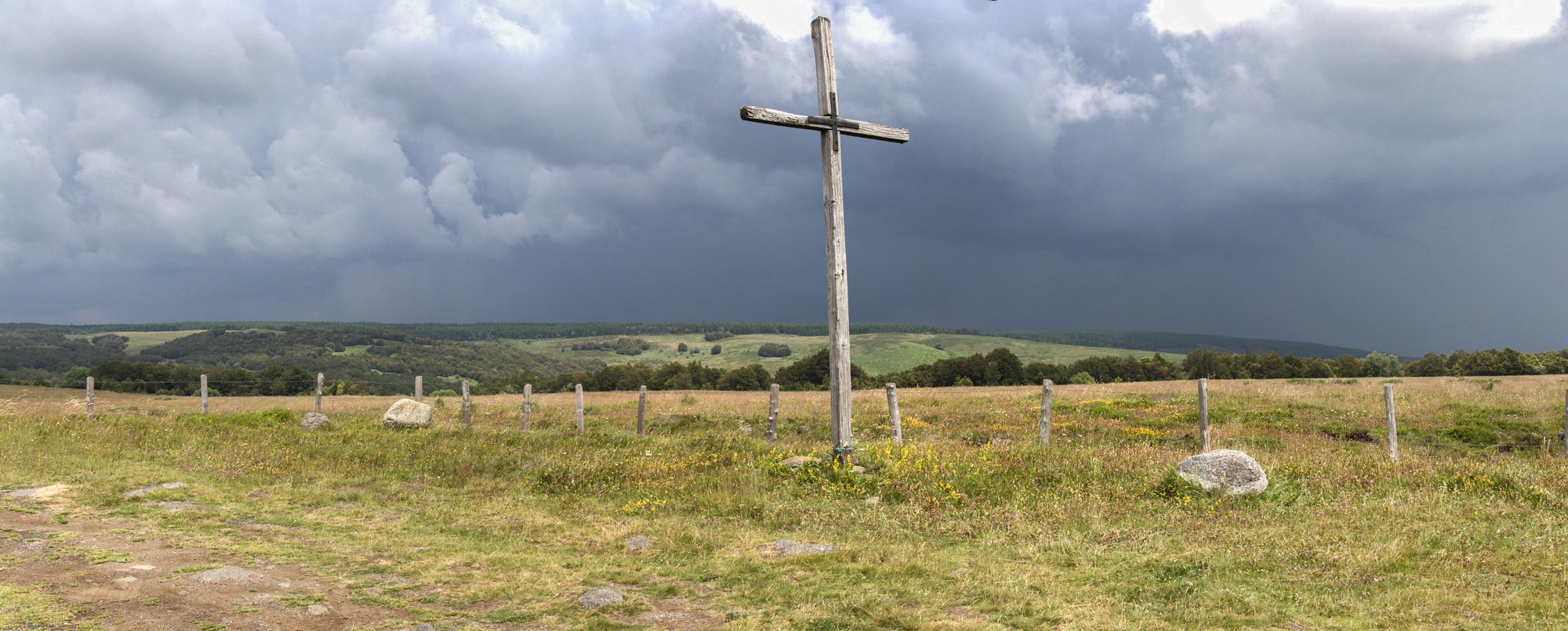 Fonds d'cran Voyages : Europe France > Languedoc-Roussillon l'Aubrac avant l'orage