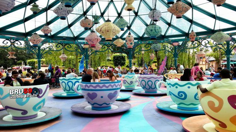 Fonds d'cran Constructions et architecture Parcs d'attractions > DisneyLand Disney - Les Tasses