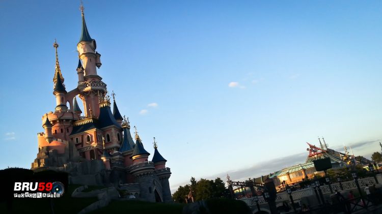 Wallpapers Constructions and architecture Amusement Parks > DisneyLand Disney - Château et Space Mountain