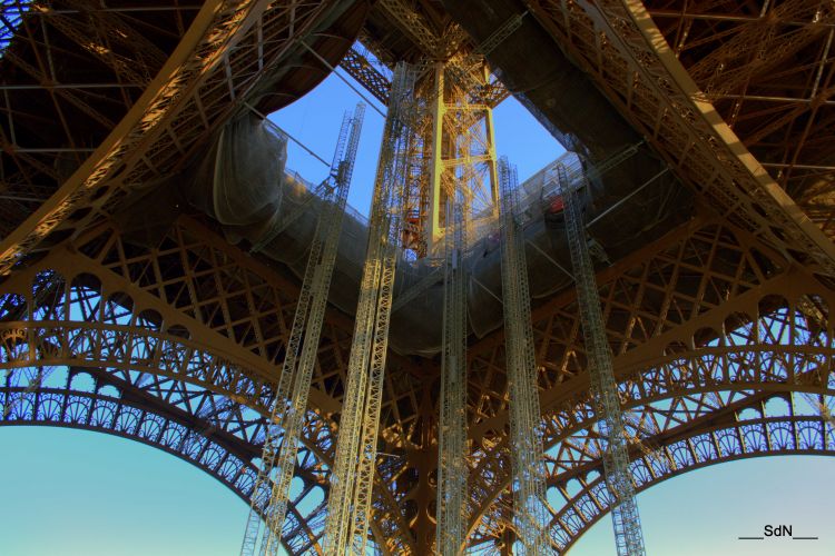 Fonds d'cran Constructions et architecture Statues - Monuments LA TOUR EIFFEL 