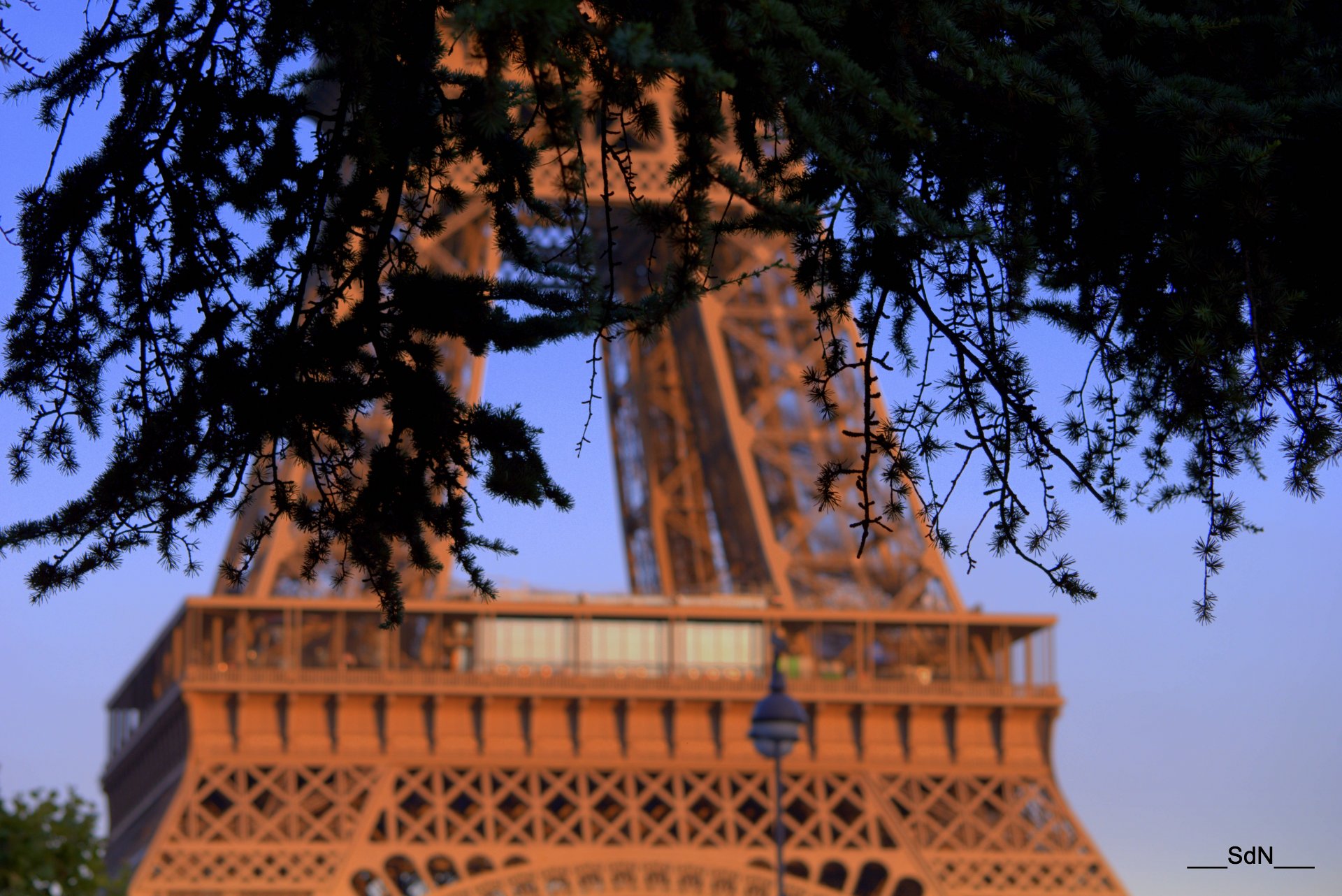 Fonds d'cran Constructions et architecture Statues - Monuments LA TOUR EIFFEL