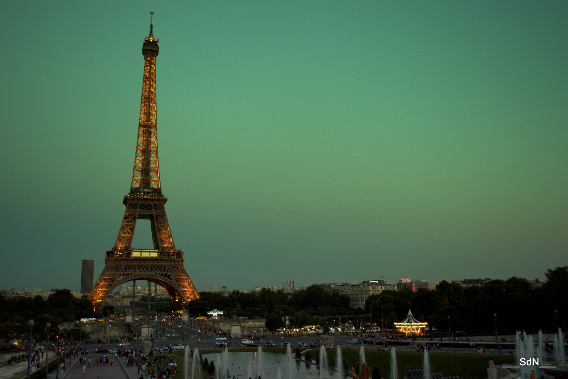 Fonds d'cran Constructions et architecture Statues - Monuments LA TOUR EIFFEL