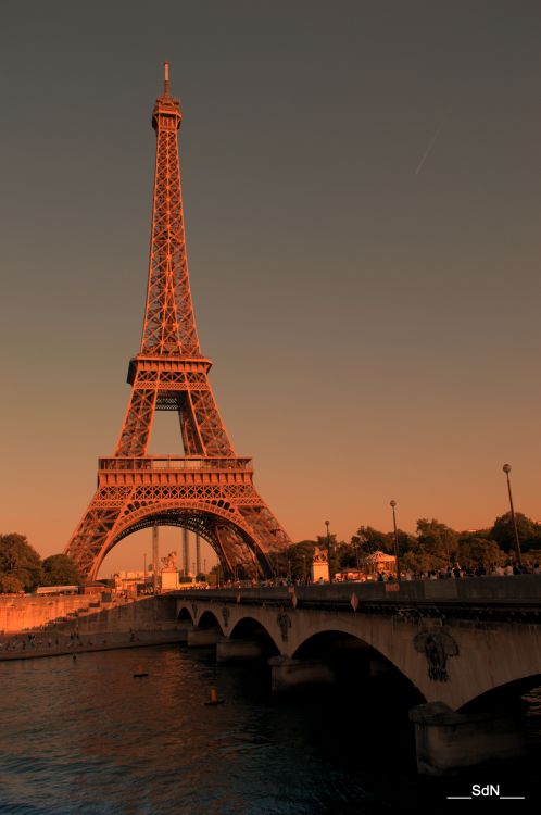 Fonds d'cran Constructions et architecture Statues - Monuments LA TOUR EIFFEL