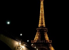  Voyages : Europe The Eiffel Tower at night