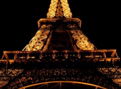  Voyages : Europe The Eiffel Tower at night