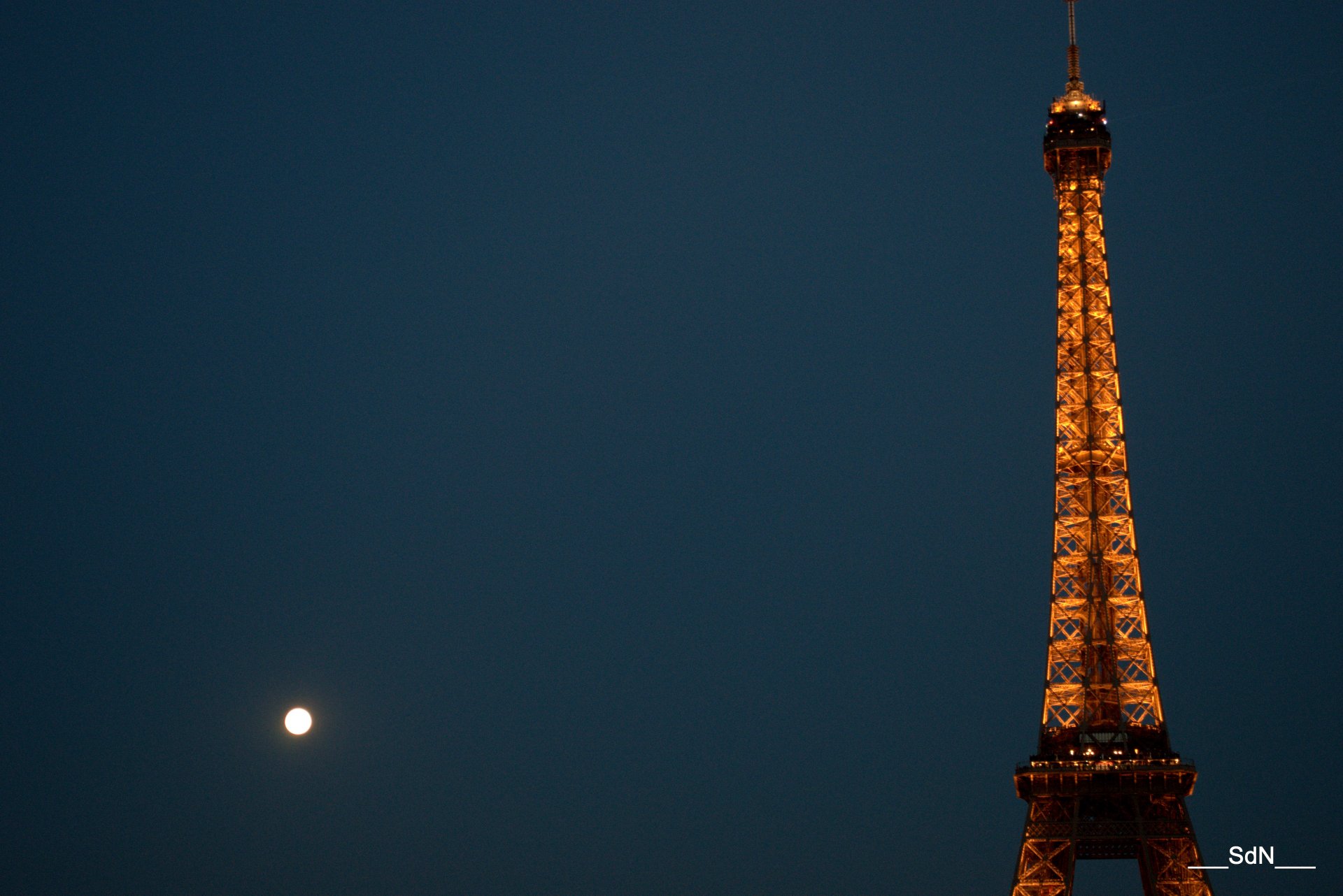 Fonds d'cran Constructions et architecture Statues - Monuments LA TOUR EIFFEL