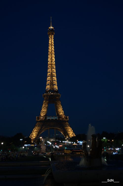 Fonds d'cran Constructions et architecture Statues - Monuments LA TOUR EIFFEL