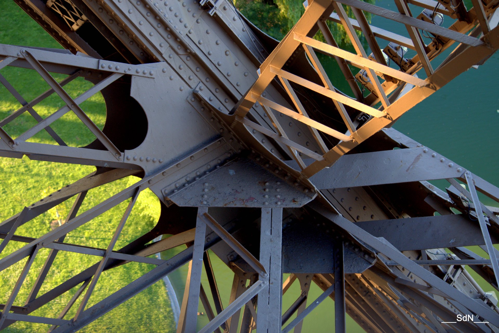 Fonds d'cran Constructions et architecture Statues - Monuments LA TOUR EIFFEL