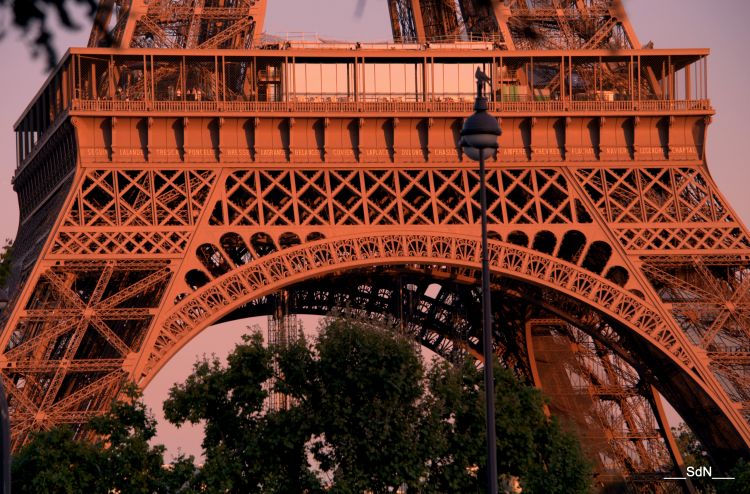 Fonds d'cran Constructions et architecture Statues - Monuments LA TOUR EIFFEL