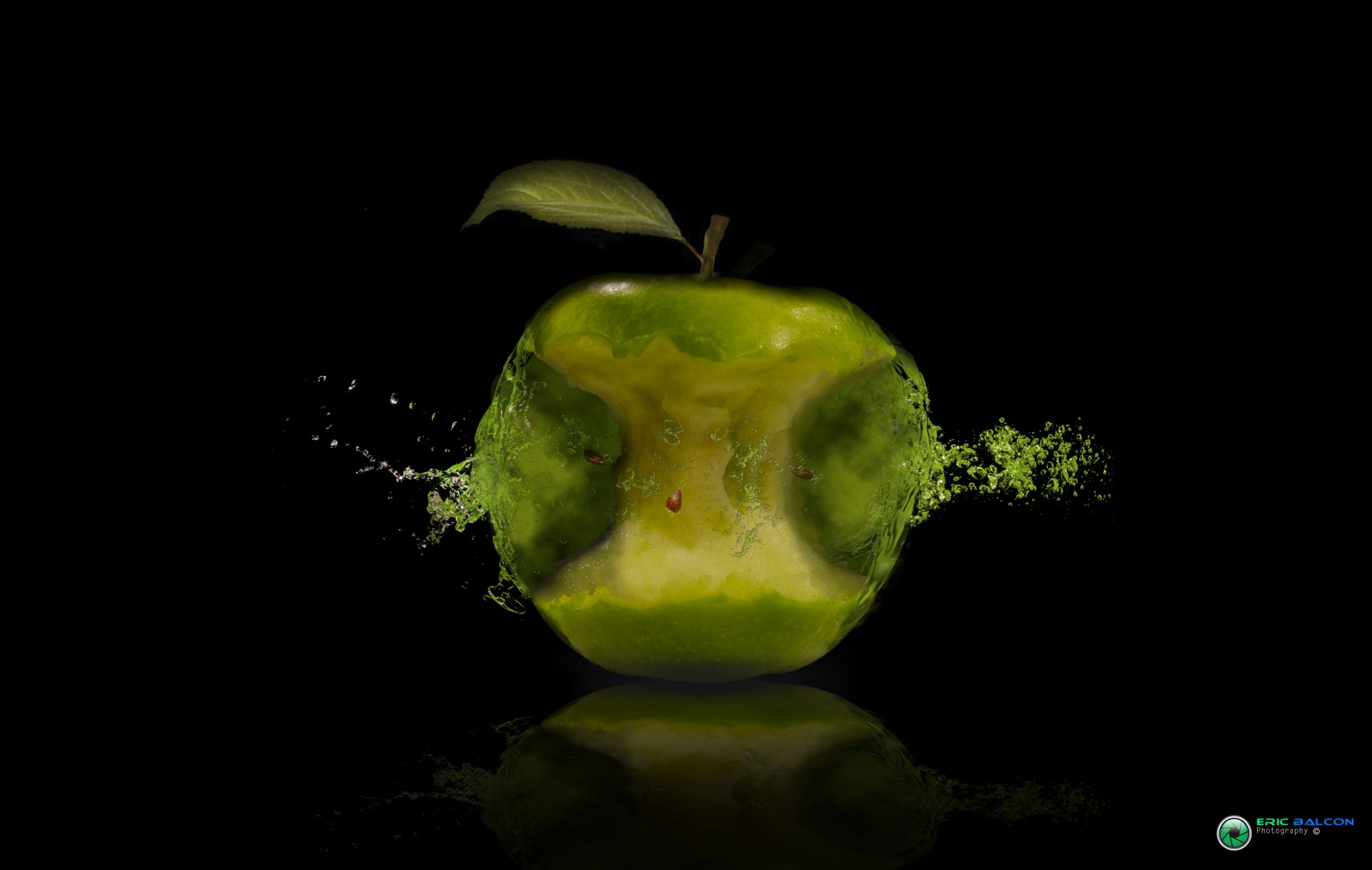 Wallpapers Digital Art Still-Life Apple Splash