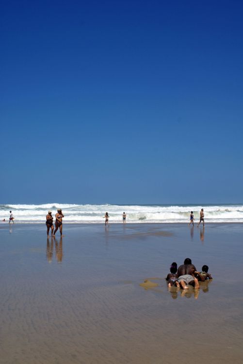 Fonds d'cran Nature Mers - Ocans - Plages PAPA ET SES FILLES A LA PLAGE